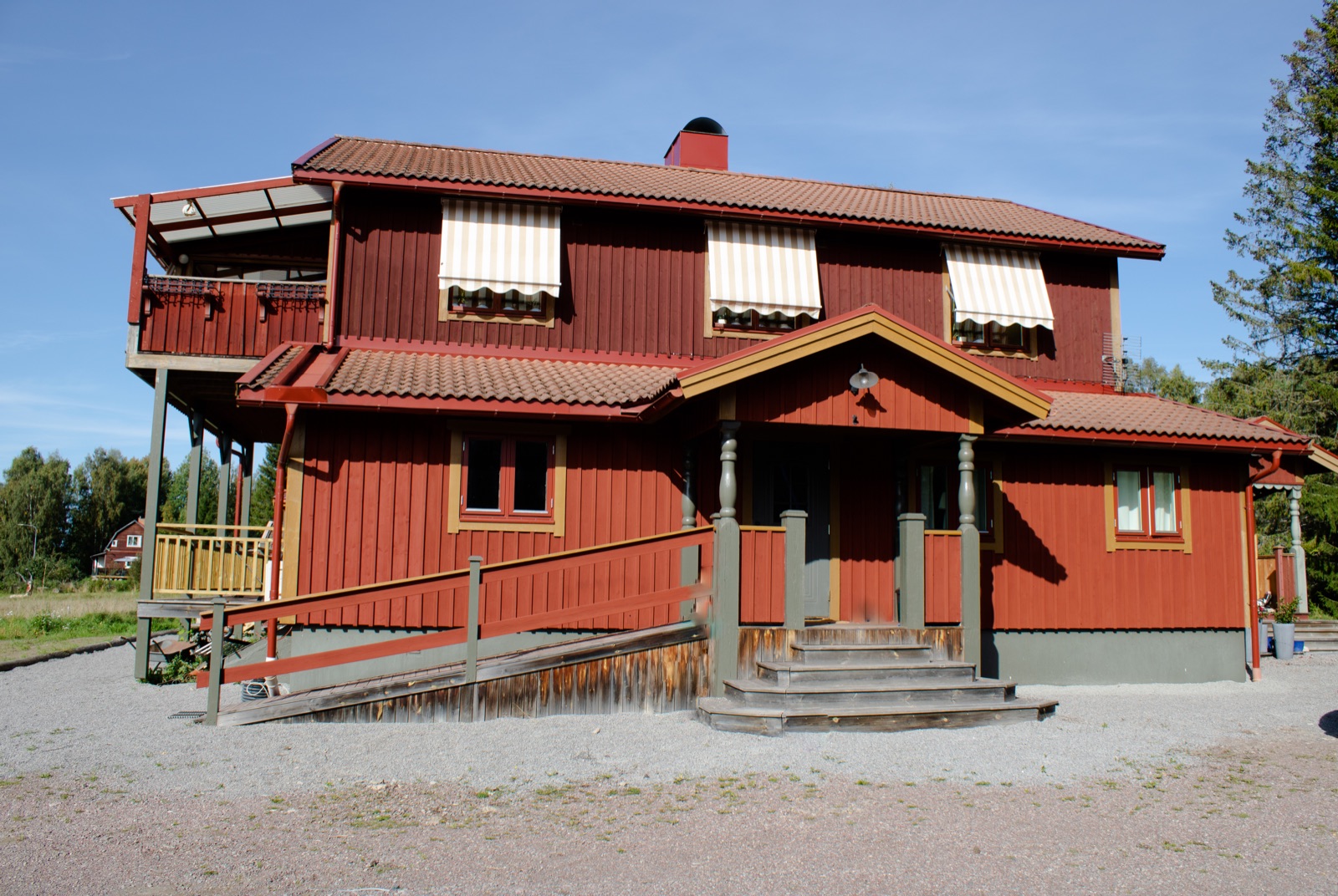 Bomsarvet, huvudbyggnad